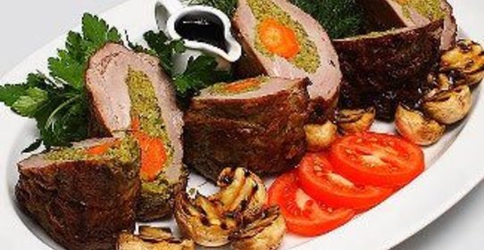 Рулет из говядины с овощами и черным соусом