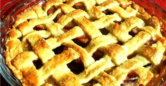 Пирог песочный со свежими сливами