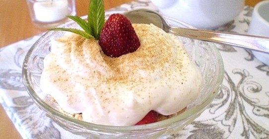 Сметанный десерт с ягодами