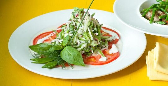 Салат с помидорами