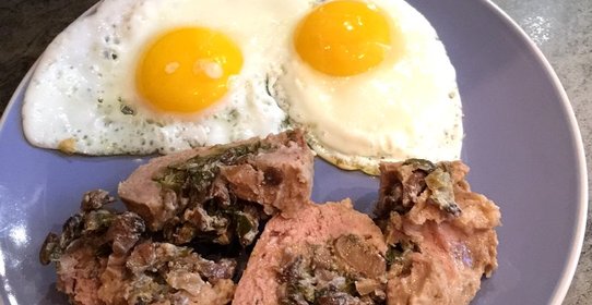 Мясной рулет с начинкой из вешенок