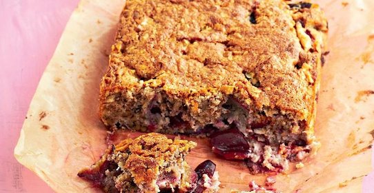 Пирог со сливами и орехами