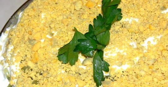 Салат с печенью и солеными огурцами