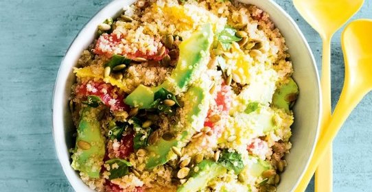 Киноа с копченым лососем и глазуньей