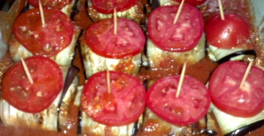Печеные рулетики из баклажанов с мясом и орехами