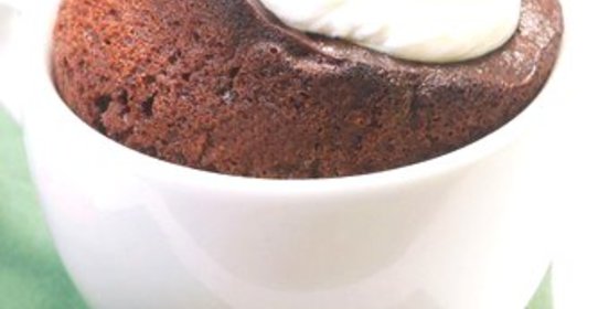 Горячий шоколадный пудинг с тахини в кофейных чашках