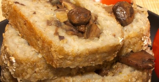 Запеченный овсяный рулет с грибной начинкой