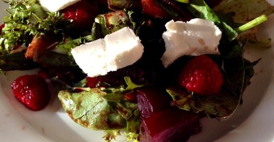 Салат с запеченной свеклой и козьим сыром под малиново-бальзамическим соусом