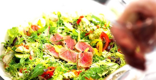 Салат нисуаз с базиликом