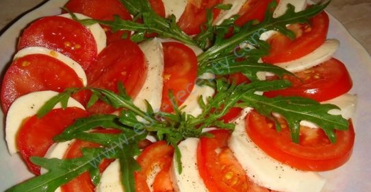 Салат с помидорами, моцареллой и рукколой
