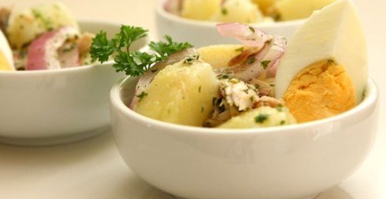 Мясной салат с маринованным луком