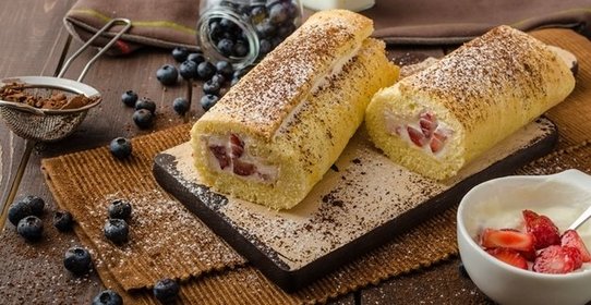 Рулет с клубникой
