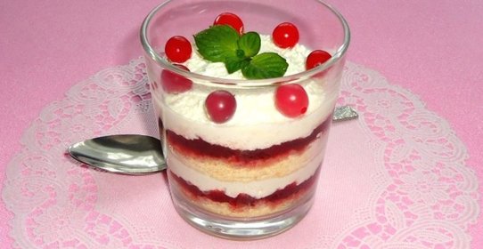 Слоёный десерт с клюквенным соусом