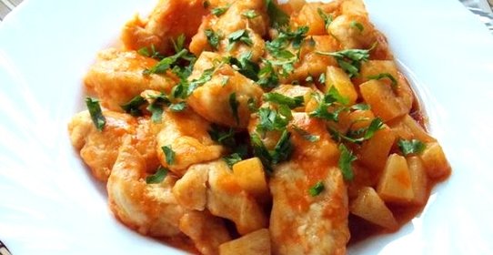 Куриная грудка с ананасами в томатном соусе