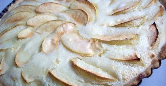 Нежный яблочный пирог со сметанной заливкой