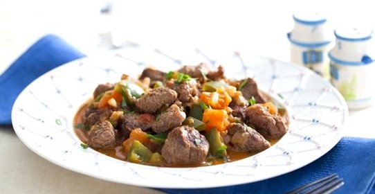 Свинина с овощами, тушеная в мультиварке