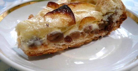 Пирог из слоеного теста с яблоками и изюмом
