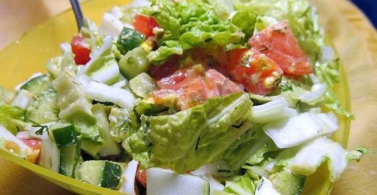 Салат с соленой семгой огурцом и помидорами