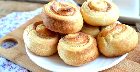 Булочки с корицей из слоеного теста
