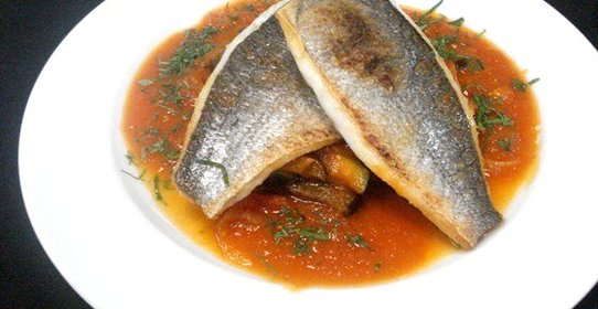 Филе дорады с ратауем под томатным соусом