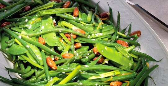 Кенийская фасоль и горошек с миндалем и цитрусовым соусом