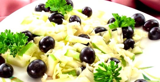 Салат с капустой, виноградом и яблоком