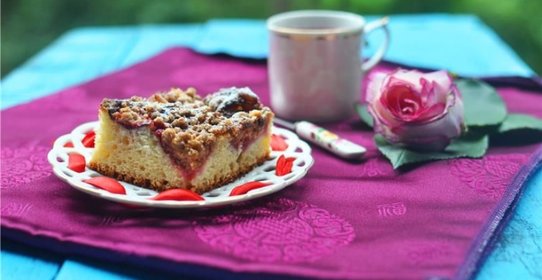 Дрожжевая сливовая шарлотка со штрейзелем