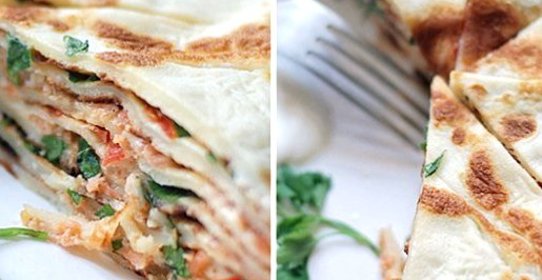 Блинный пирог с помидорами, грибами и сыром