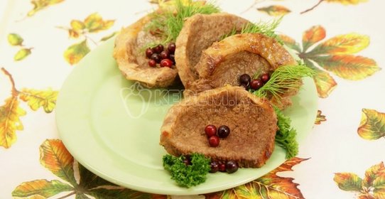 Телятина с брусникой и зеленью