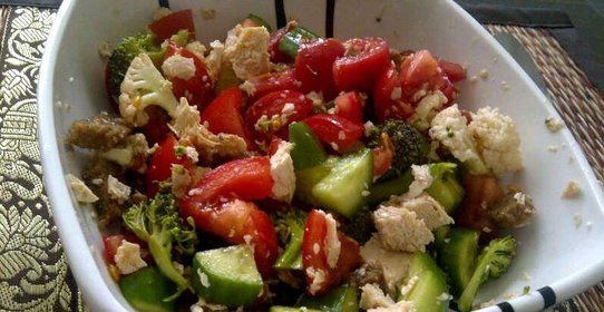 Сыроедческий витаминный салат с сыром тофу и соевым соусом