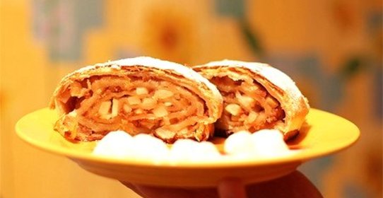Рулет из слоеного теста с яблоками