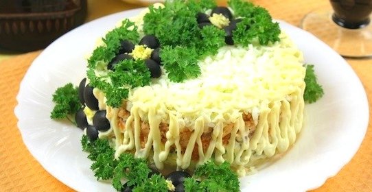 Салат с горбушей горячего копчения