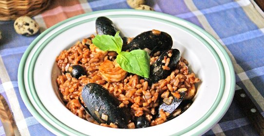 Сытная паэлья с мидиями и креветками