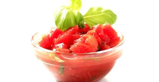 Легкий томатный салат с базиликом