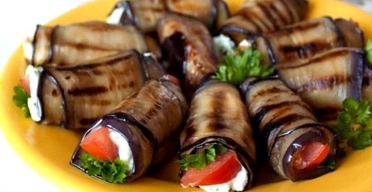 Рулетики из баклажана с фетой и помидорами