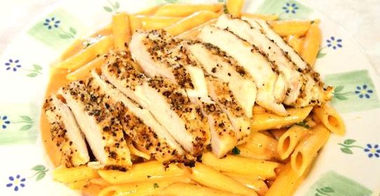 Курица-гриль с пастой и томатным соусом