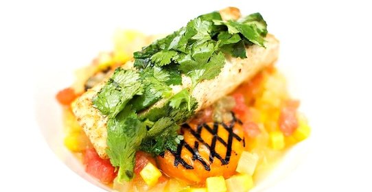 Жареный палтус с фруктами