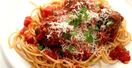 Мясные шарики со спагетти в томатном соусе