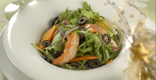 Зеленый салат с креветками и хурмой