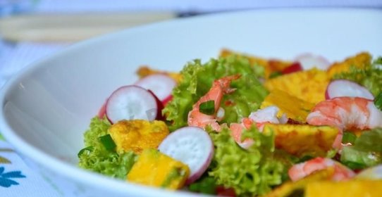 Салат с креветками и сырным омлетом