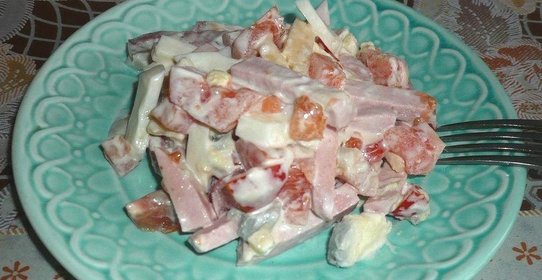 Салат с колбасой и помидорами