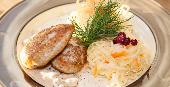 Куриные котлеты с пюре и грибным соусом