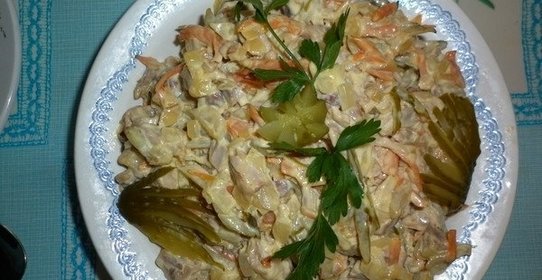 Салат с колбасой и овощами