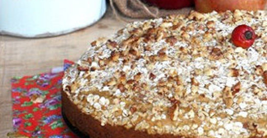 Пирог с тыквой, яболоком и орехами