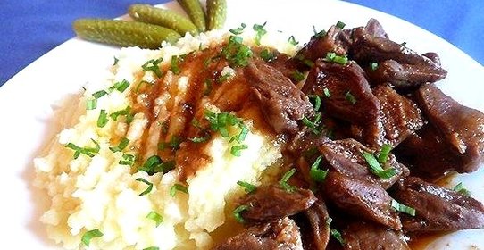 Куриные сердечки в томатном соусе