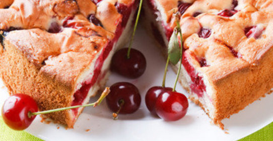 Шарлотка с вишней