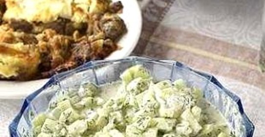 Огуречный салат со сметаной и чесноком