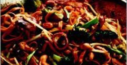 Свинина с лапшой под сладким соусом