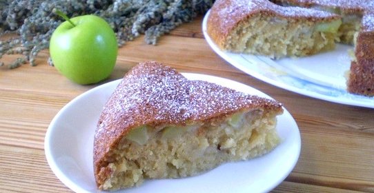 Манник с яблоками на кефире