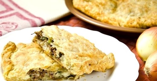 Греческий пирог с брынзой и мясом